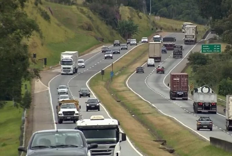 Caminhões na rodovia