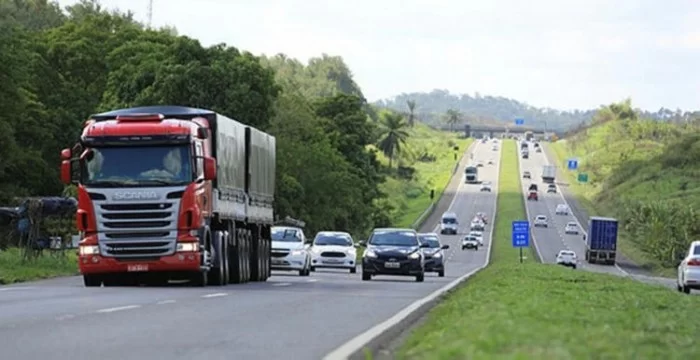 Caminhoes na estrada livre