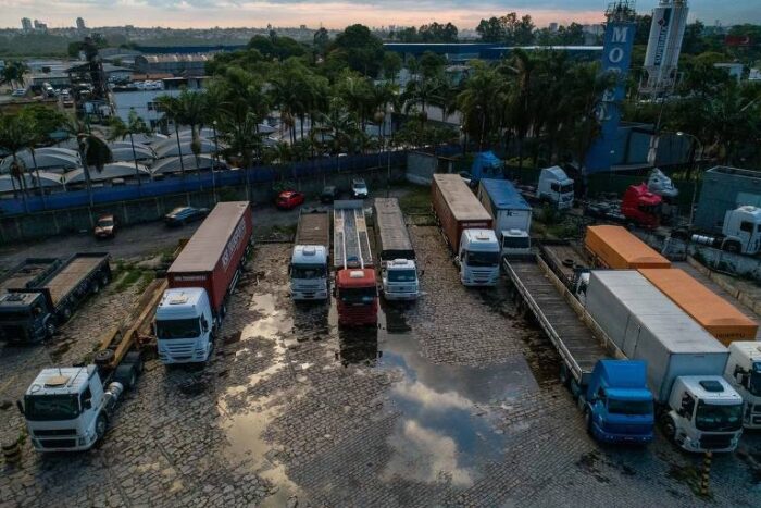 Caminhões estacionados