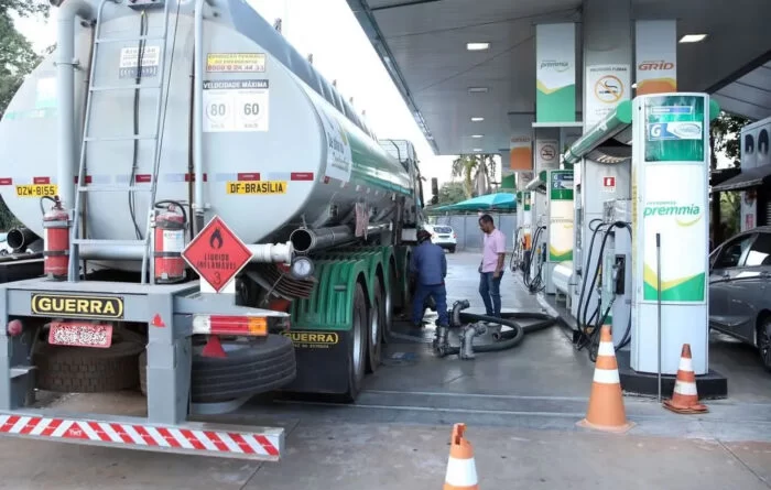 Caminhão abastecendo com Diesel