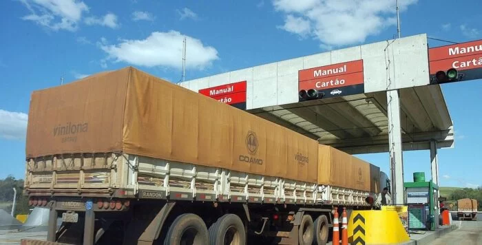caminhões no pedagio