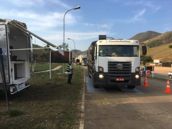 Pesagem do caminhão na balança