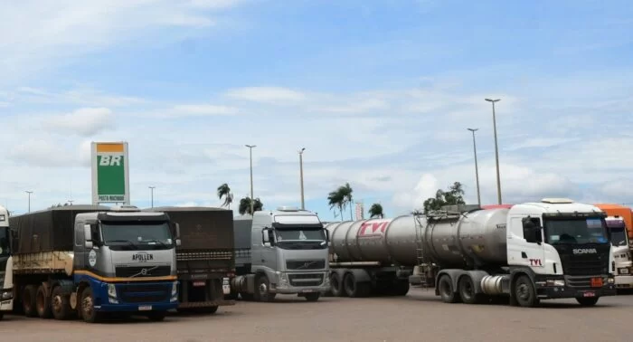 Caminhões no posto de abastecimento