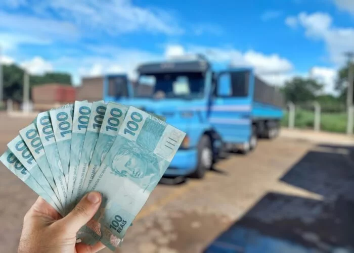 Dinheiro na mão dos caminhoneiro