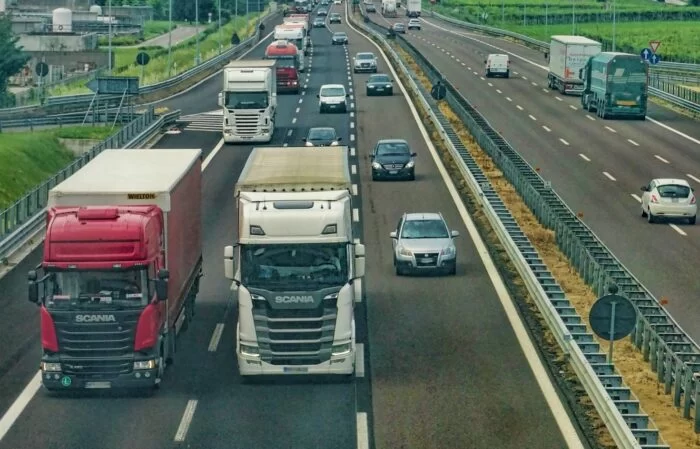 Caminhões na estrada